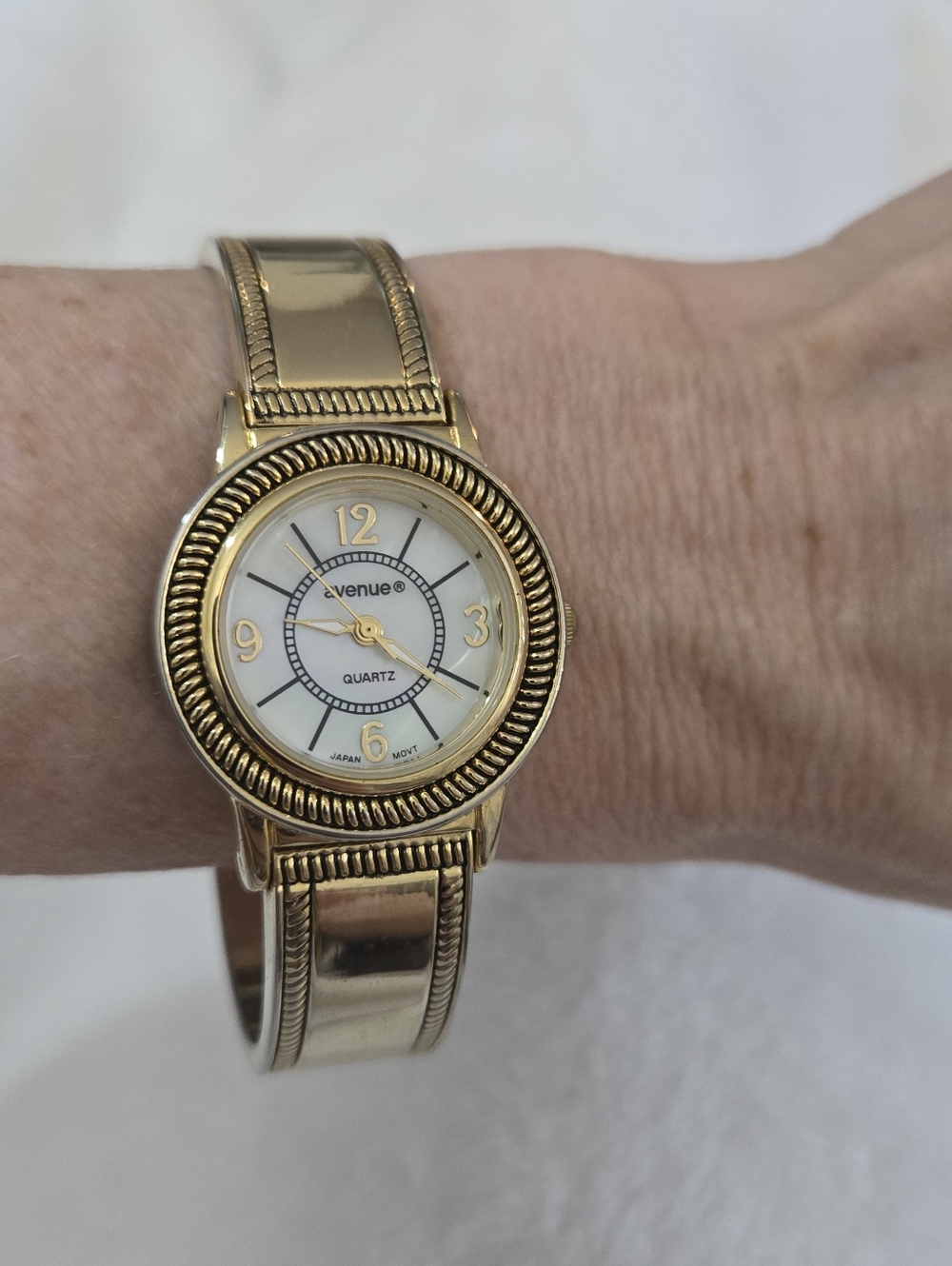 Avenue Watch Womens Gold Tone Classic Stainless Steel Cuff Style